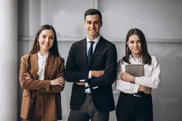 Três profissionais em pé no escritório